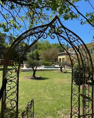 Bed and Breakfast L'Eveil En Provence Entrecasteaux Esterno foto